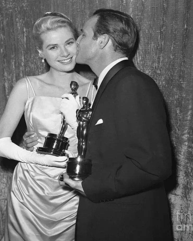 Grace Kelly y Marlon Brando recogiendo su Oscar en 1955