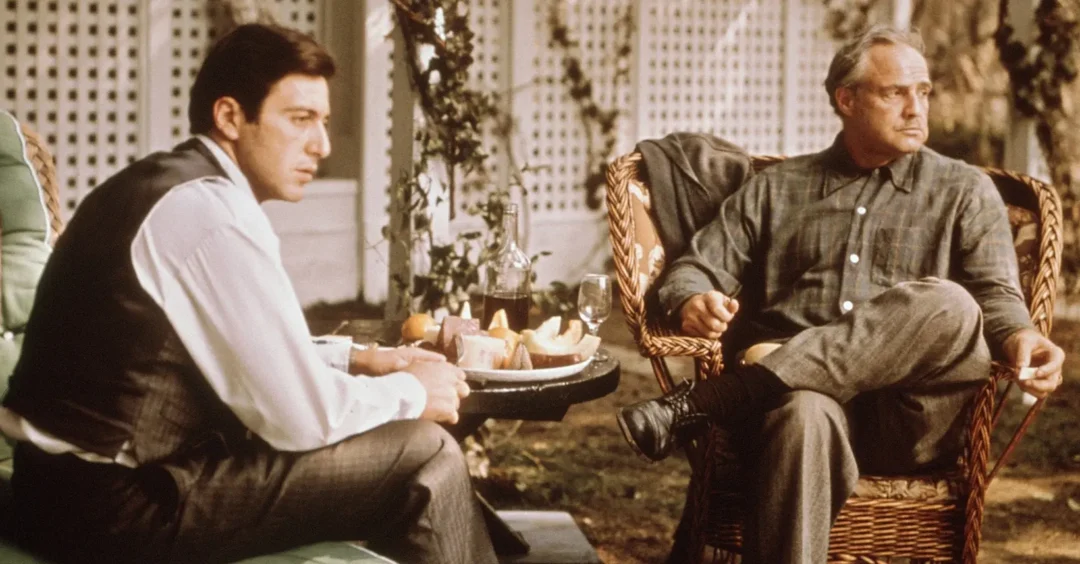 Al Pacino y Brando en una escena de El padrino