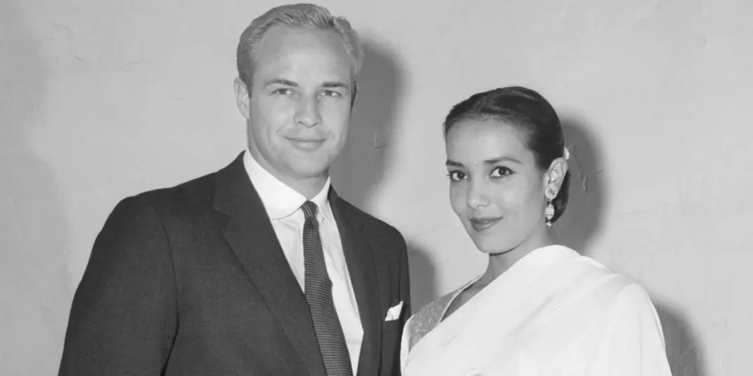 Marlon Brando y su cónyuge Anna Kashfi