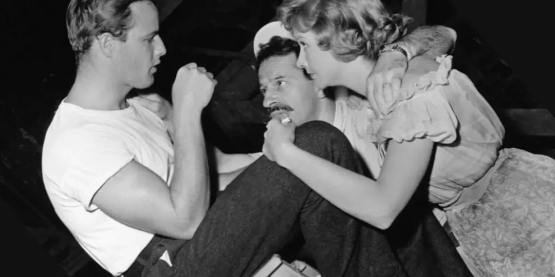 Marlon Brando con Nick Dennis y Kim Hunter en la obra de teatro de Un tranvía llamado deseo.