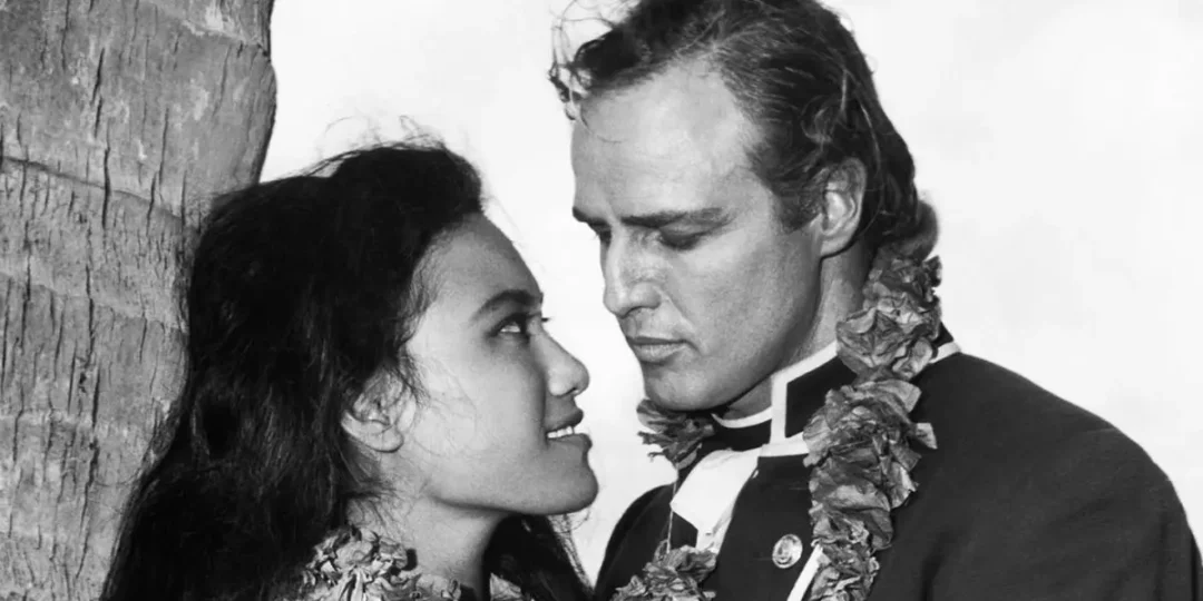 Tarita Teriipaia y Brando durante el rodaje de Rebelión a bordo