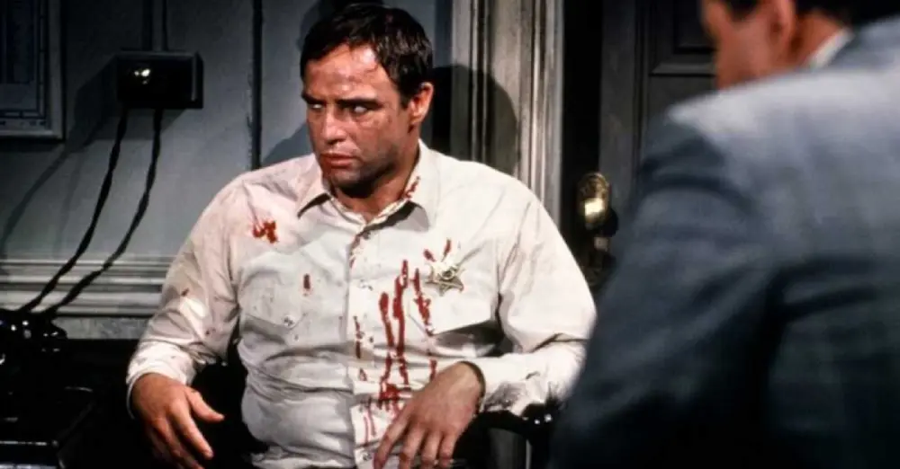 El sheriff Calder es brutalmente atacado por tres individuos del pueblo.  