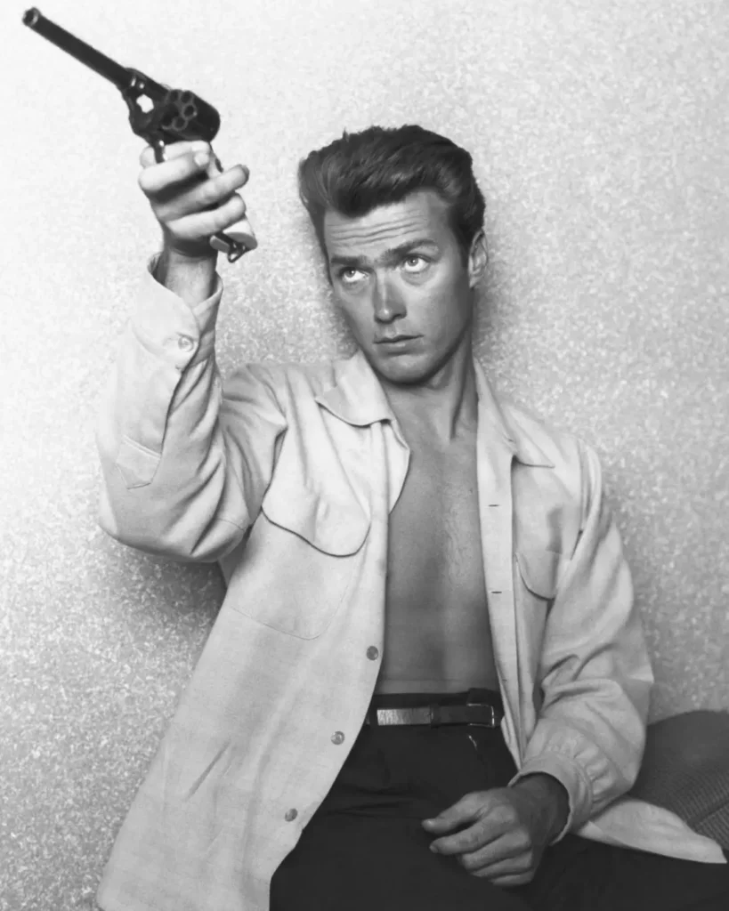 Clint Eastwood jóven en una foto de finales de los 50