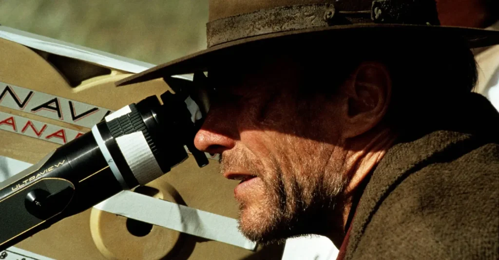 Eastwood revisando por la cámara durante un rodaje