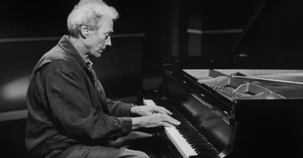 Clint Eastwood tocando el piano
