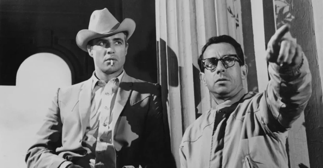 Arthur Penn con Marlon Brando dándole instrucciones durante el rodaje