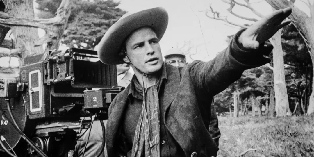 Brando dirigiendo en El rostro impenetrable