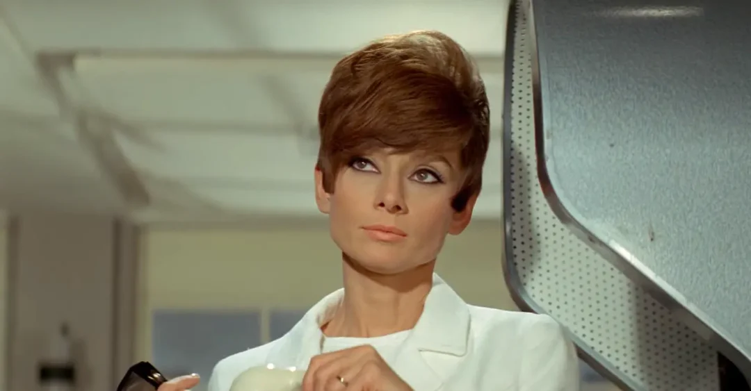 Audrey Hepburn es Joanna Wallace