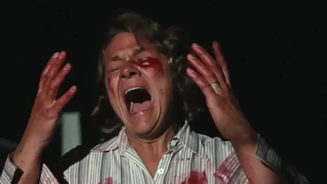 Estelle Parsons grita desesperada mientras los atacan