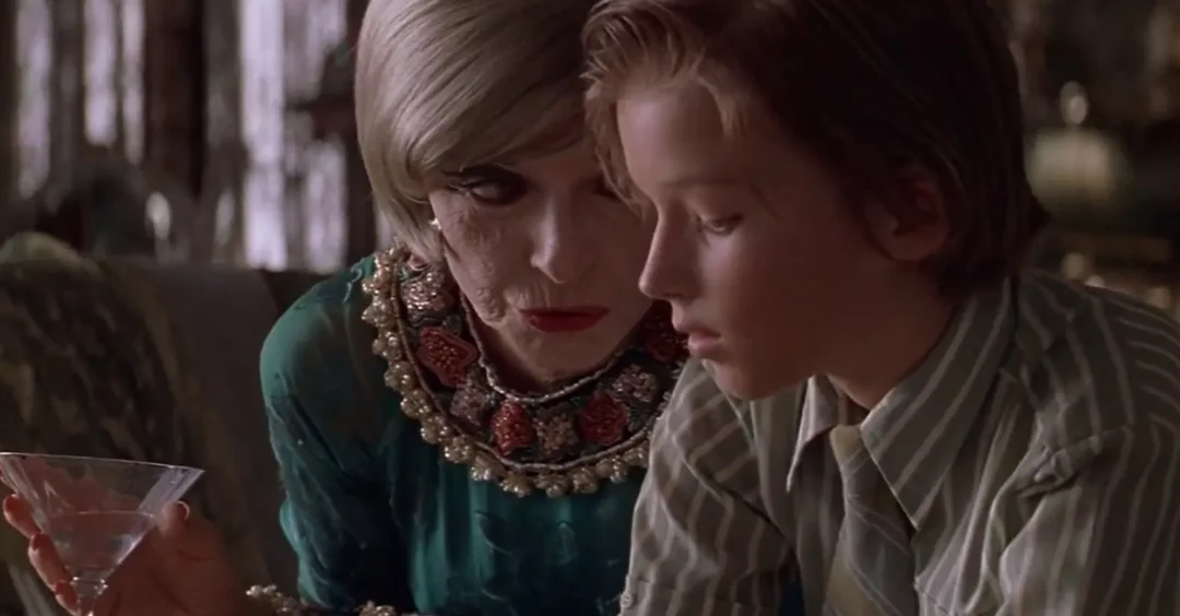 Ane Bancroft como Miss Dinsmoor 