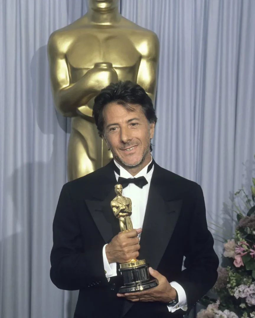 Dustin Hoffman con su Oscar por Rain Man