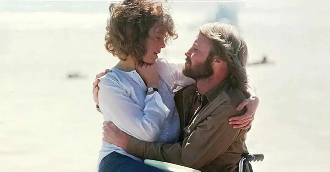 Jane Fonda y Jon Voight tienen un romance mientras Bruce Dern está en el frente