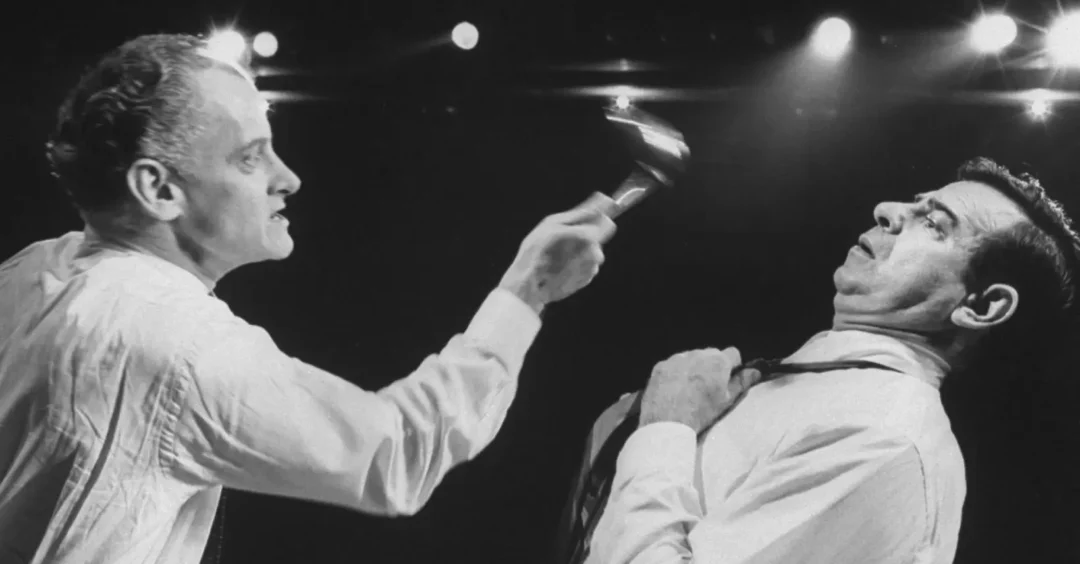 Art Carney y Walter Matthau en la obra de Broadway La extraña pareja