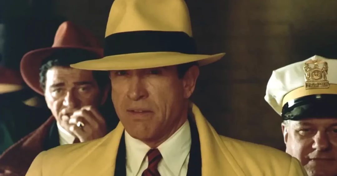 Dick Tracy con su gorro y gabardina característicos