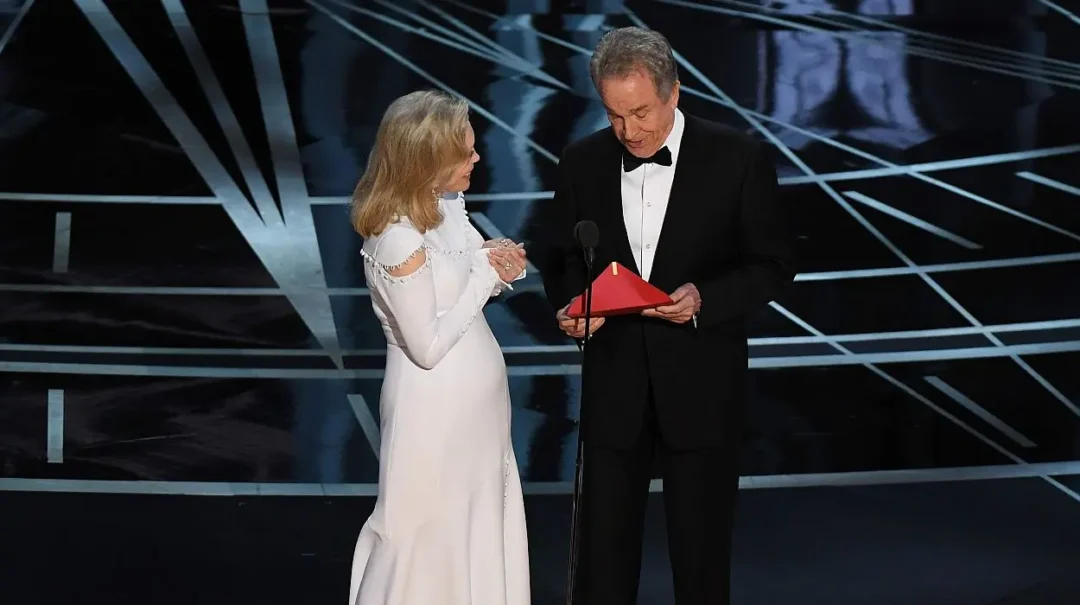 Warren Beatty y Faye Dunaway en la entrega de los Oscars 2017