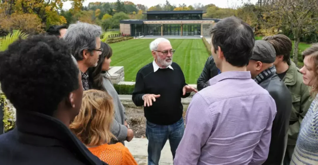 Norman Jewison hablando con alumnos y jóvenes cineastas del Canadian Film Centre