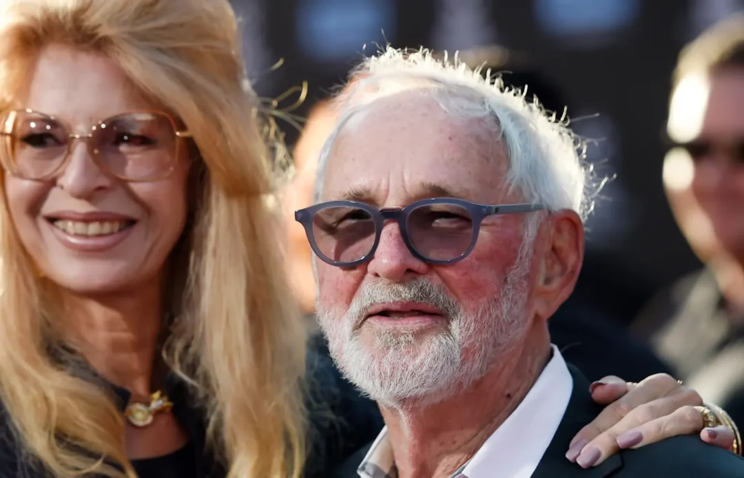 Norman Jewison y Lynne David durante una gala