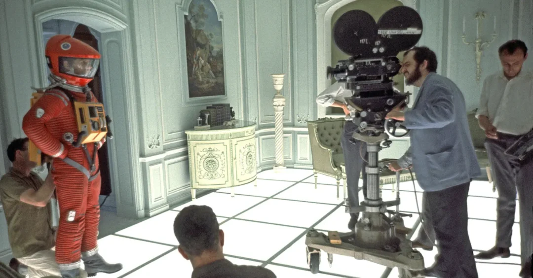 Kubrick en el rodaje de 2001, en la habitación final del viaje cósmico.