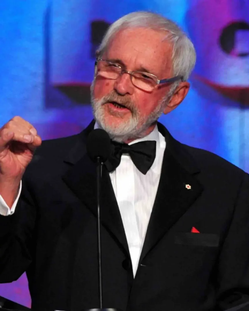 El director de cine Norman Jewison en un discurso