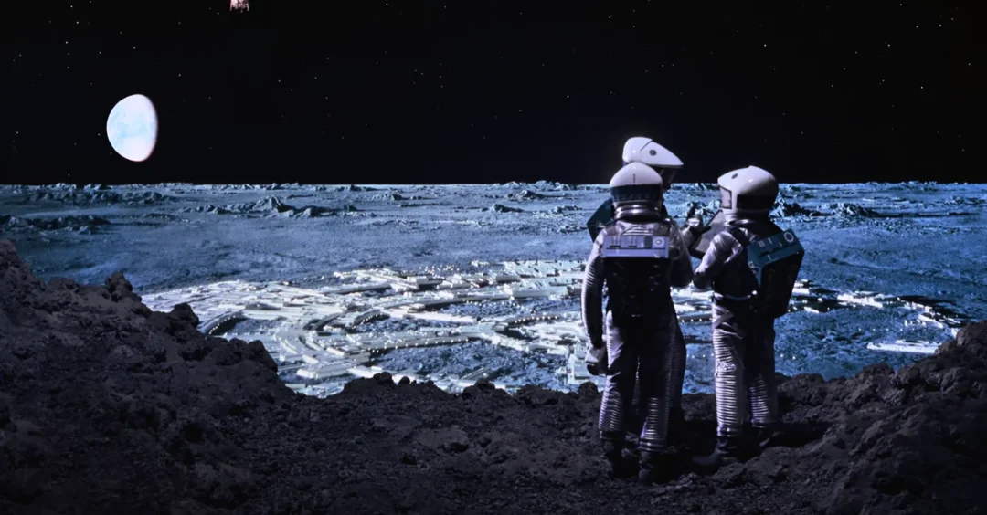 Paisaje lunar cuando aterriza el Dr. Heywood Floyd