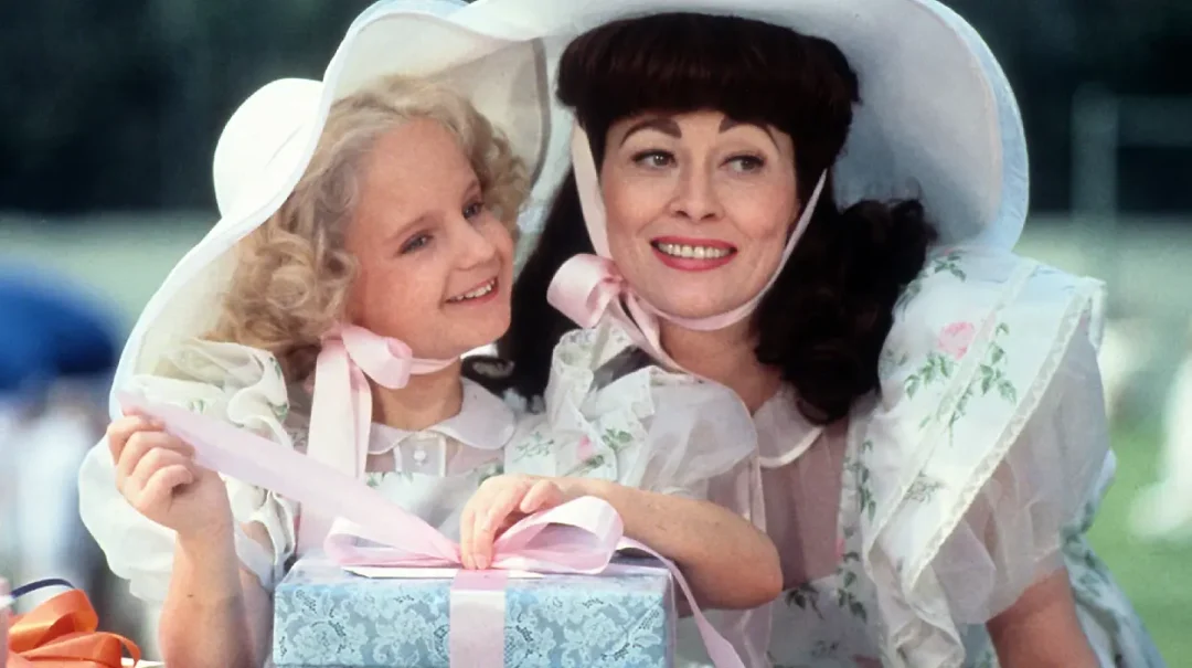 Faye Dunaway y Mara Hobel en Queridísima mamá