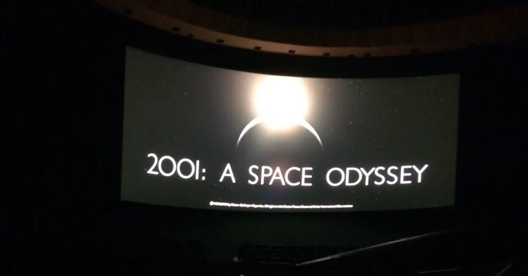 Pantalla de cinerama para ver 2001: Una odisea en el espacio