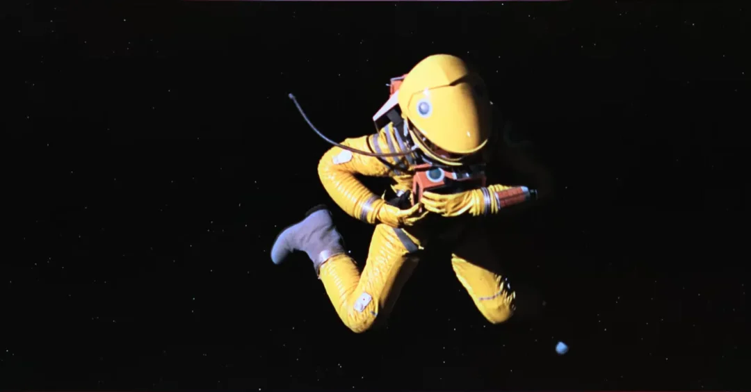 Astronauta amarillo. Uno de los curiosos trajes espaciales de 2001 con cámaras en el casco