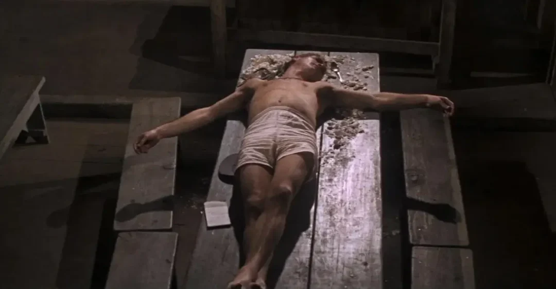 Luke aparece crucificado después de la apuesta de los huevos