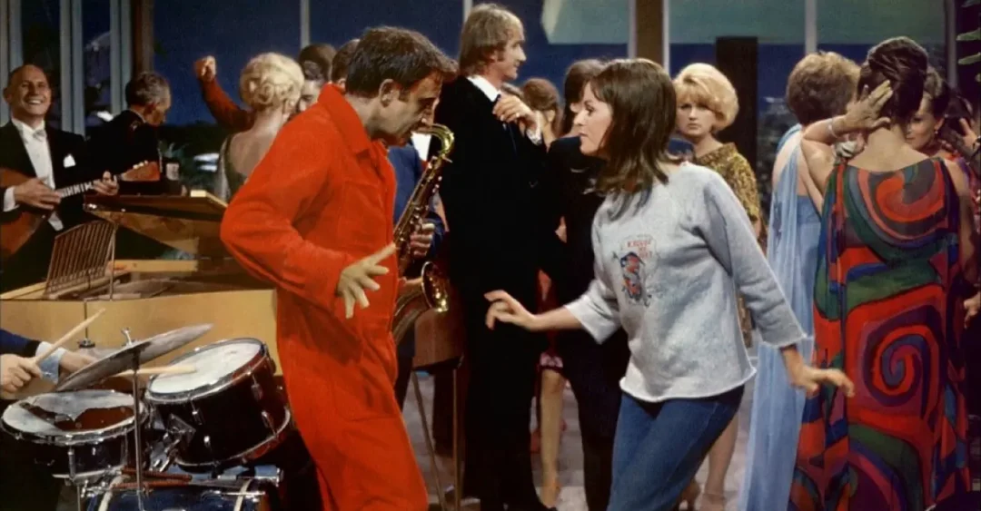 Peter Sellers y Claudine Longet bailan en The Party