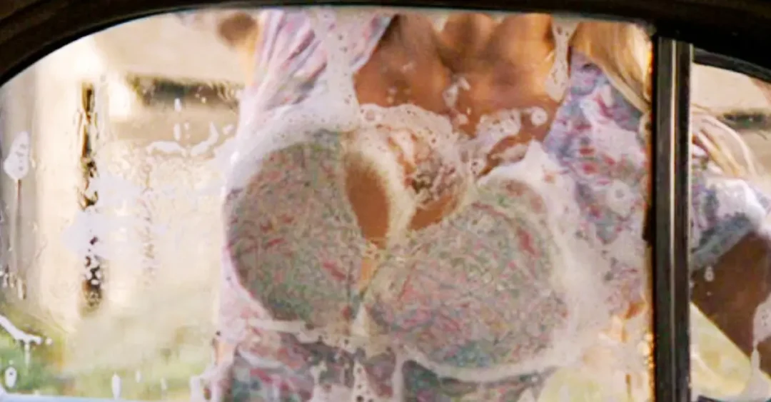 Joy Harmon provoca a los presos lavando un coche de forma... poco ortodoxa