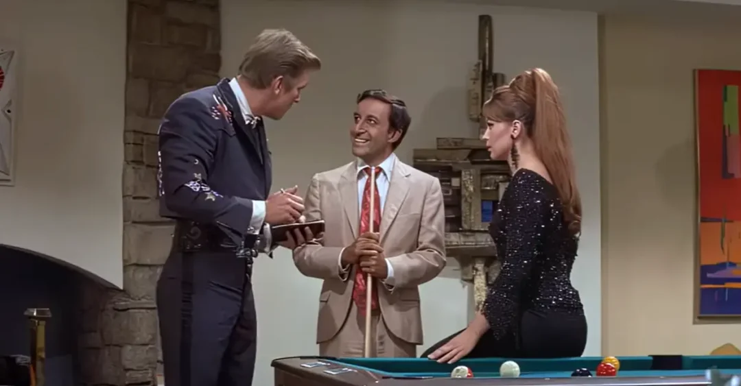 Denny Miller firma un autógrafo a Peter Sellers en la fiesta