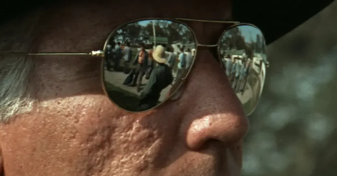 Morgan Woodward representa el sistema invisible