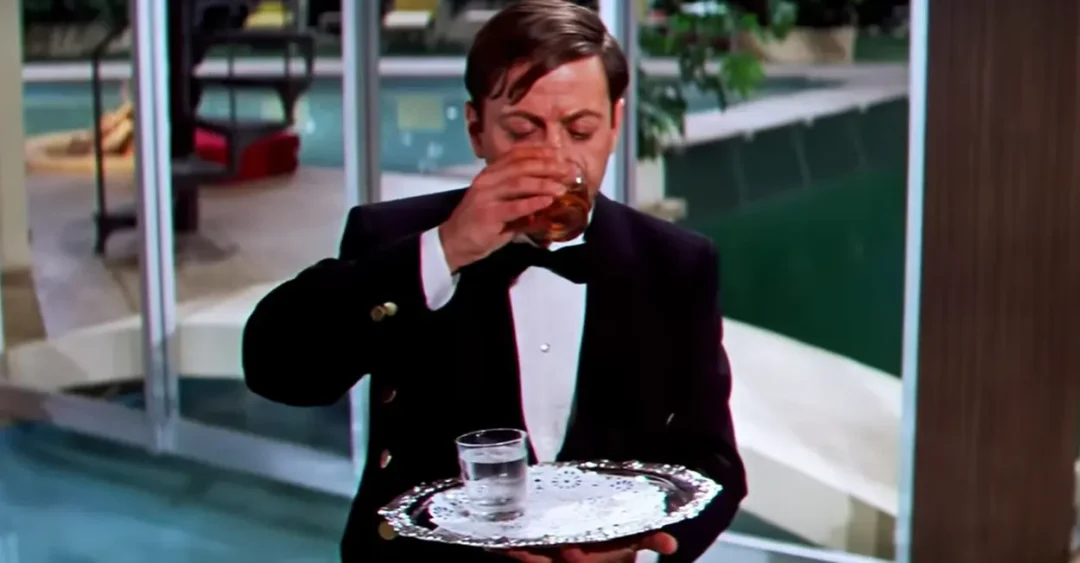 Steve Franken interpreta a uno de los camareros de la fiesta