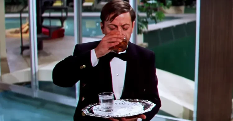 Steve Franken interpreta a uno de los camareros de la fiesta