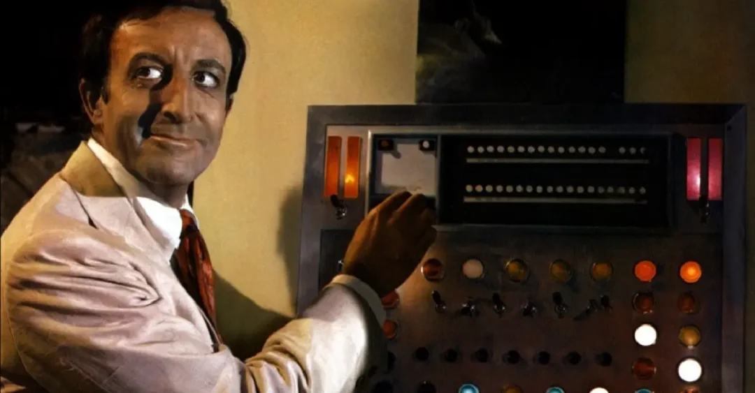 Peter Sellers toca los mandos de la moderna mansión creando situaciones cómicas