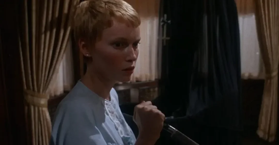 Mía Farrow con el cuchillo para defenderse