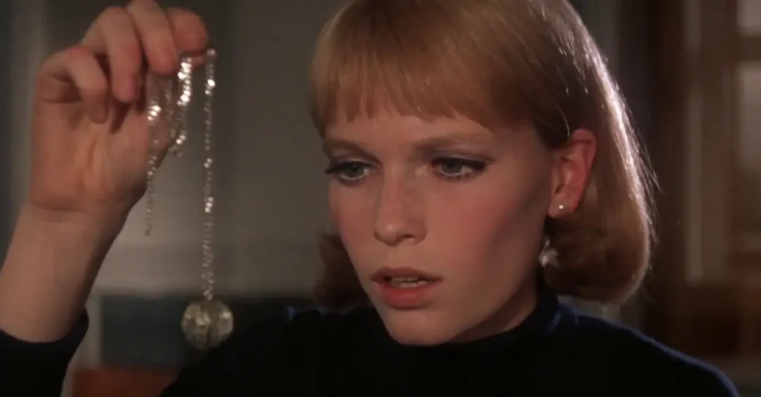 Mía Farrow hace uno de sus primeros papeles en El bebé de Rosemary.