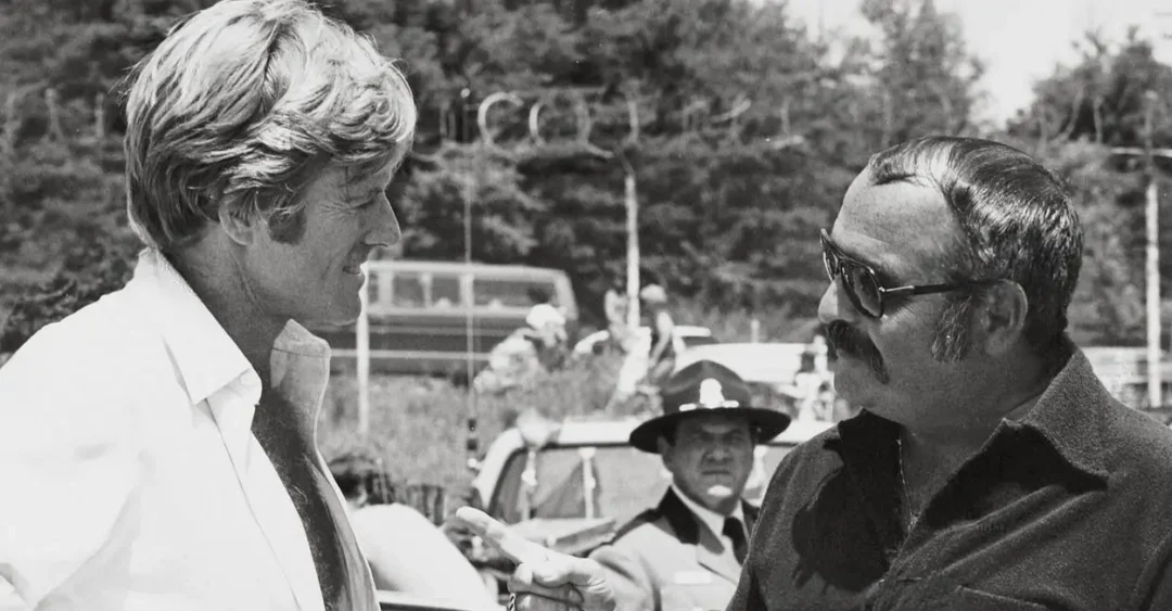 Robert Redford y Stuart Rosenberg durante el rodaje de Brubaker