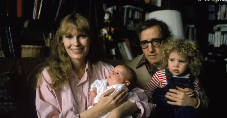 Mia Farrow y Woody Allen con su hijo Satchel y su hija adoptiva Dylan en 1988