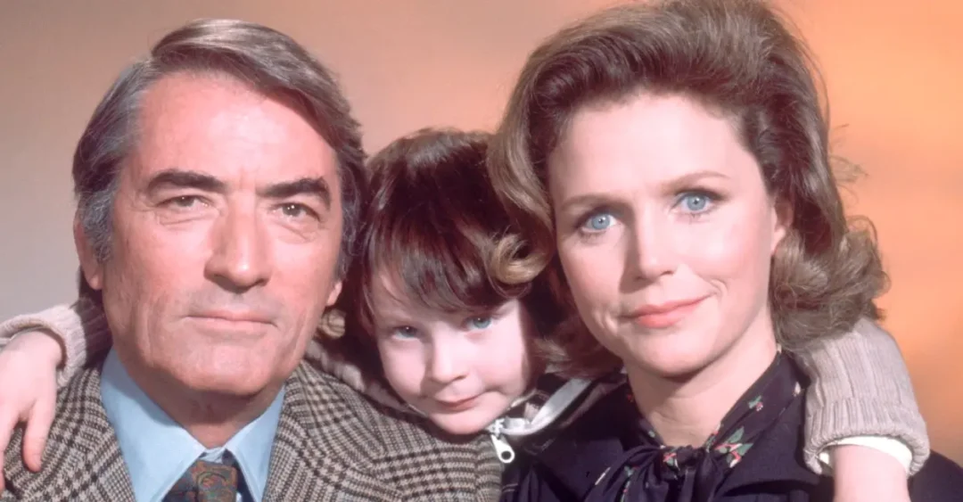 Gregory Peck con Harvey Stephens y Lee Remick en una foto de promoción de La profecía.