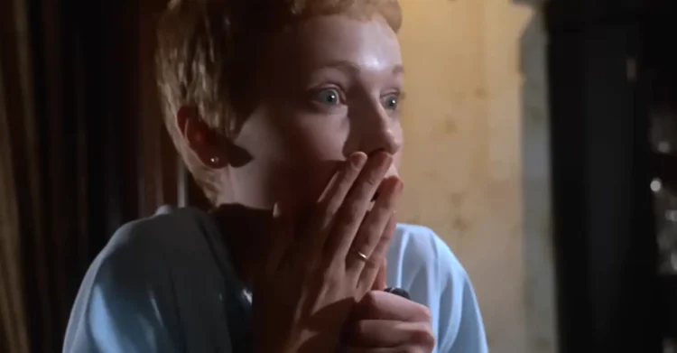Rosemary grito con las manos en Rosemary's baby