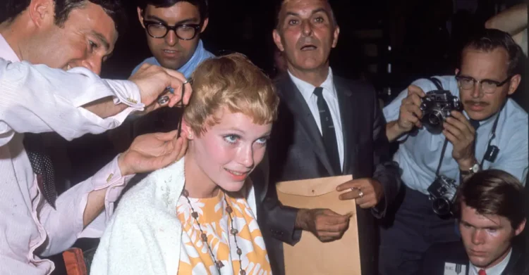 Vidal Sassoon hizo una sesión ante la prensa peinando a Mia para la película como promoción