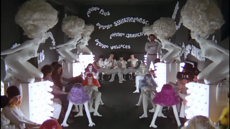 Decoración del Korova Milk Bar donde toman leche con drogas los «drugos»