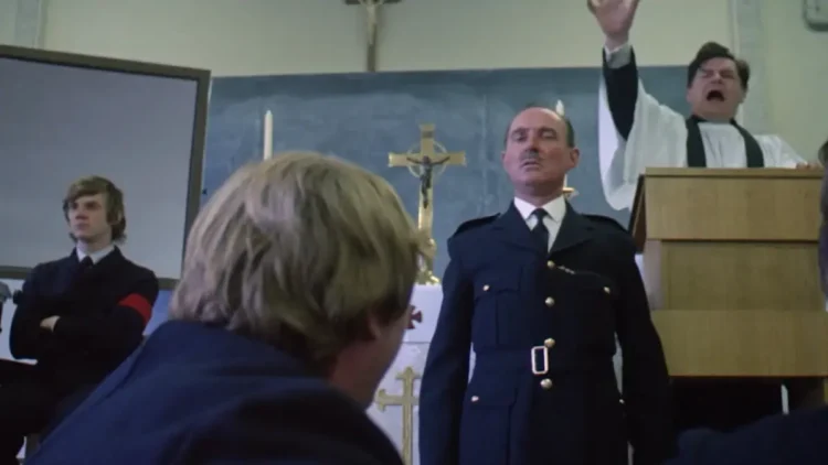 El estado y la iglesia durante el encarcelamiento de Alex son representados como nazis.