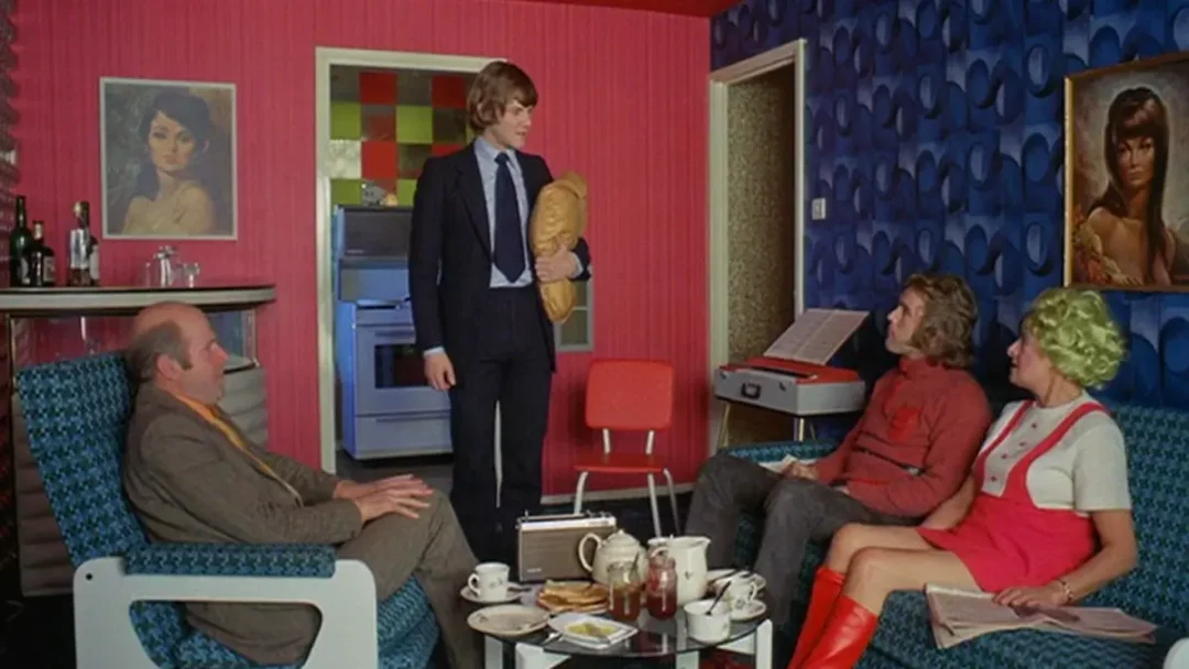 La casa de los padres de Alex es un colapso de colores donde se mezclan el rosa y el azul