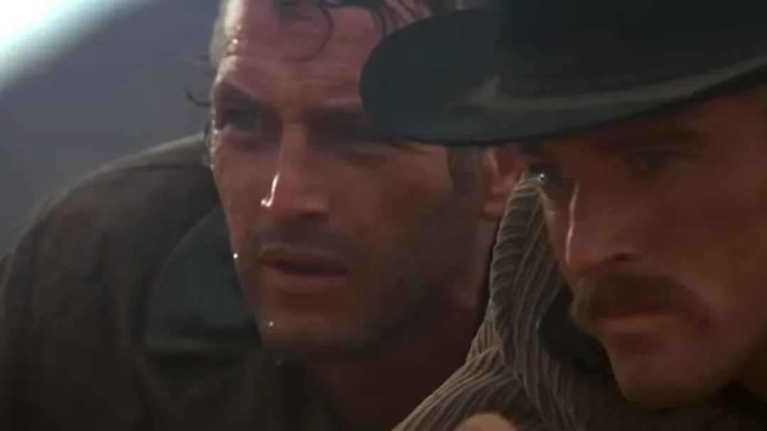 Butch y Sundance observan a los hombres que les siguen en Dos hombres y un destino