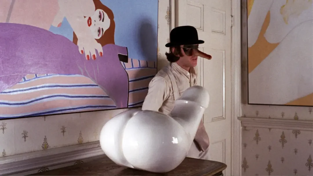 El piso de la señorita Weathers está lleno de arte insinuante de colores violetas y en él está arma definitiva que usa Alex.