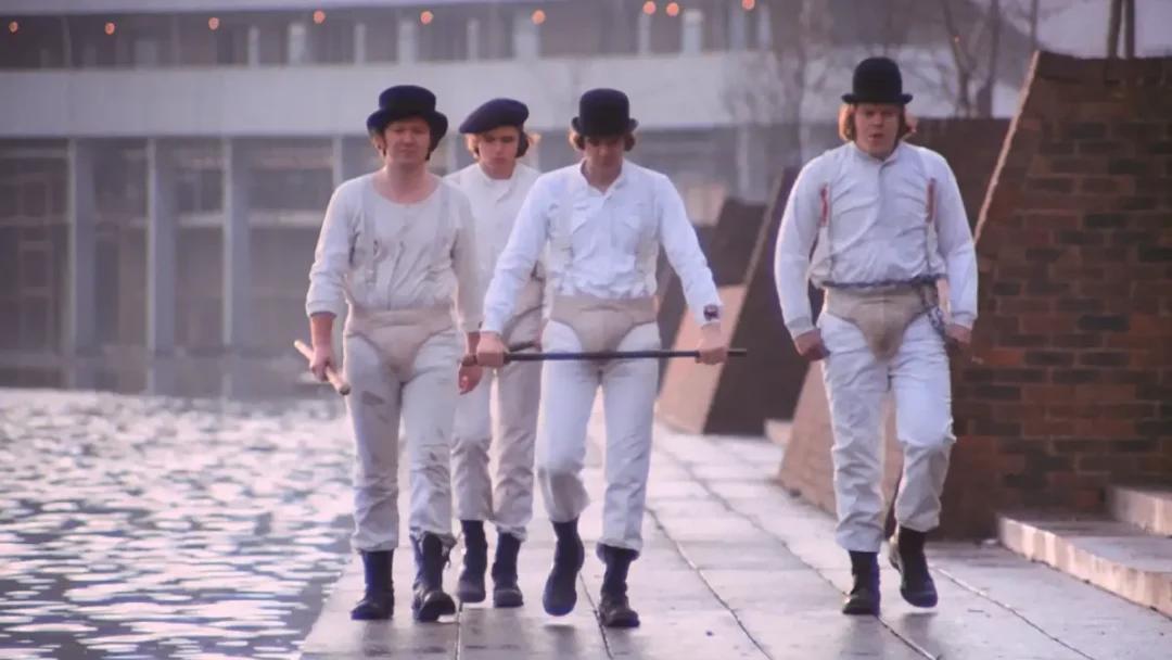 Paseo por el que avanzan los «drugos» (Flat Block Marina)