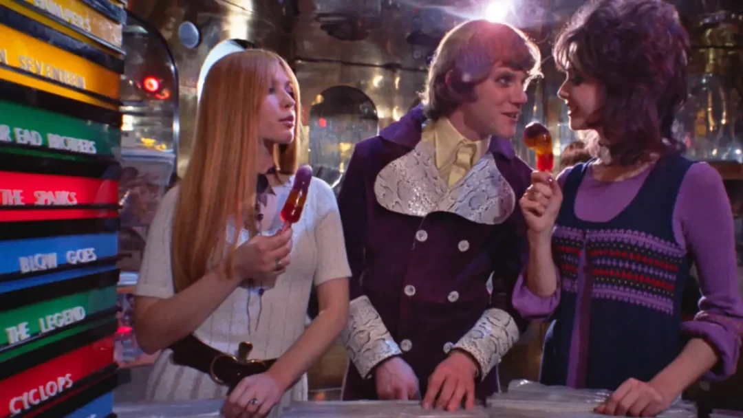 Gillian Hills con Malcom McDowell en la escena de la tienda de discos