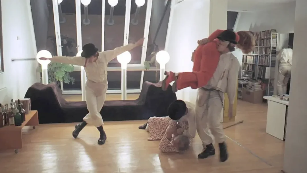 Escena del asalto a la casa del escritor Frank Alexander cantando Singin' in the Rain